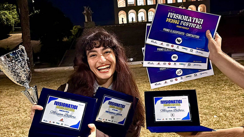 Miryam Belfiore trionfa a “I Visionatici”: sei premi per la cantautrice monferrina